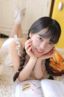 《年轻的女教师》在线